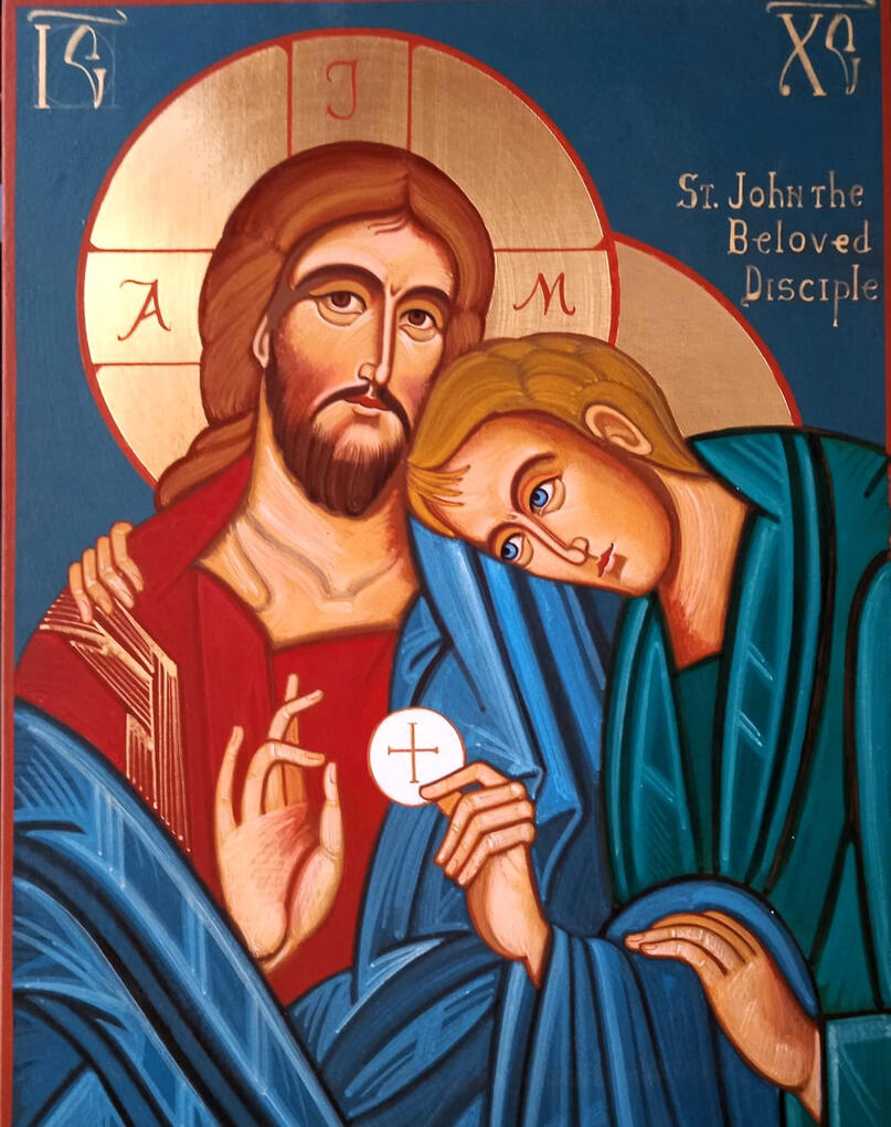 L'abbraccio di Cristo con San Giovanni Apostolo Icona bizantina dipinta a mano dal Maestro iconografo Nicola Damiano raffigurante Gesù Cristo e San Giovanni Apostolo in un abbraccio fraterno. Gesù, sulla sinistra, indossa una tunica con dettagli dorati e un'aureola crocifera; San Giovanni, a destra, app