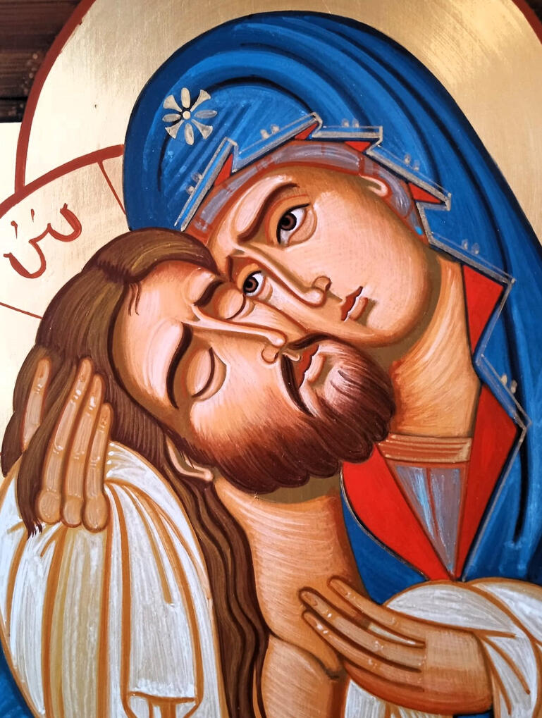 "Icona sacra della Pietà dipinta a mano con la Madonna che stringe il corpo di Cristo deposto dalla croce, realizzata a tempera all'uovo e foglia d'oro su tavola."