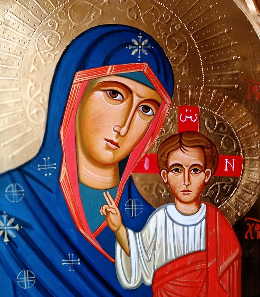 Icona ortodossa dipinta a mano dal laboratorio di arte sacra di Nicola Damiano raffigurante la Vergine Maria con il Bambino Gesù in braccio, con manti finemente drappeggiati, aureole rifinite e sfondo in foglia d'oro.