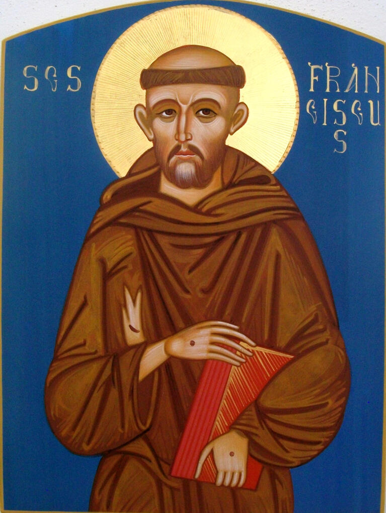 "Icona bizantina di San Francesco d'Assisi dipinta a mano dal maestro iconografo Nicola Damiano. Il Santo è raffigurato in saio francescano marrone cinto da un cordone con tre nodi, mentre mostra i segni delle stimmate sulle mani e regge una croce [o un li